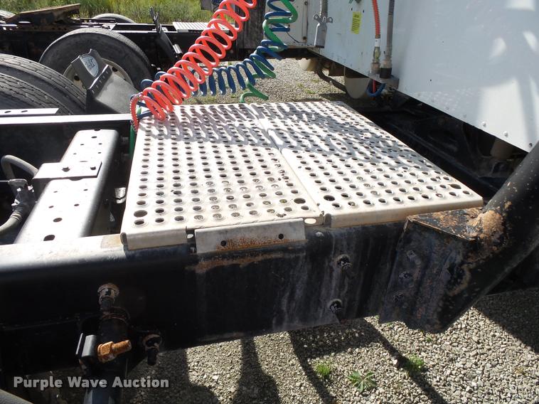 image for item K1137 2006 International 9400i semi truck