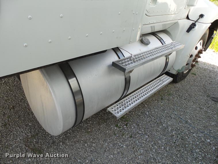 image for item K1137 2006 International 9400i semi truck