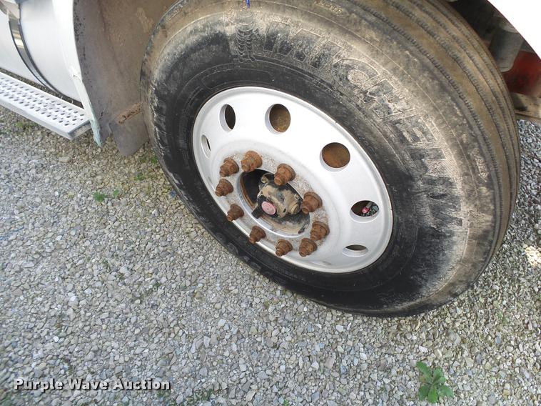 image for item K1137 2006 International 9400i semi truck