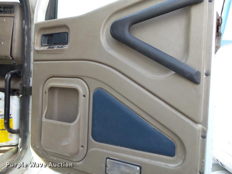 image for item K1137 2006 International 9400i semi truck