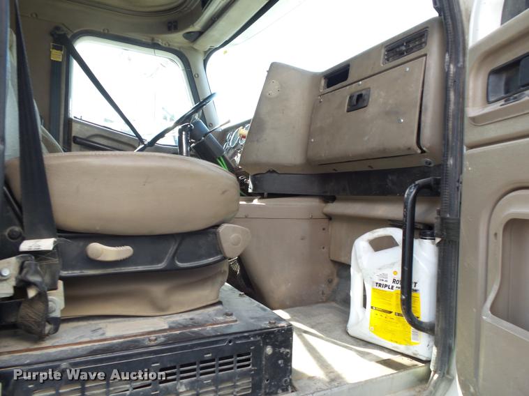 image for item K1137 2006 International 9400i semi truck