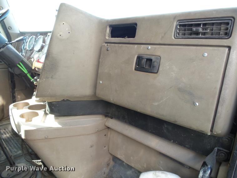 image for item K1137 2006 International 9400i semi truck