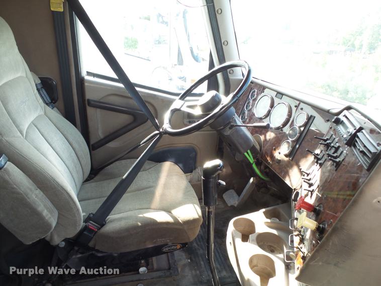 image for item K1137 2006 International 9400i semi truck