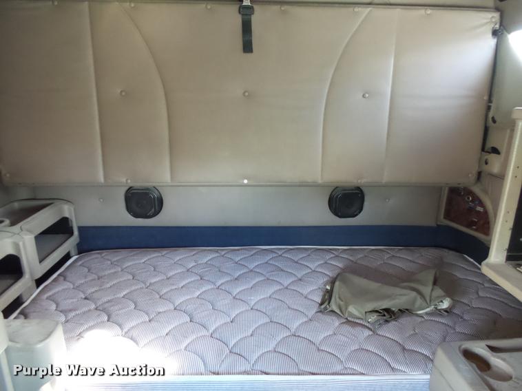 image for item K1137 2006 International 9400i semi truck