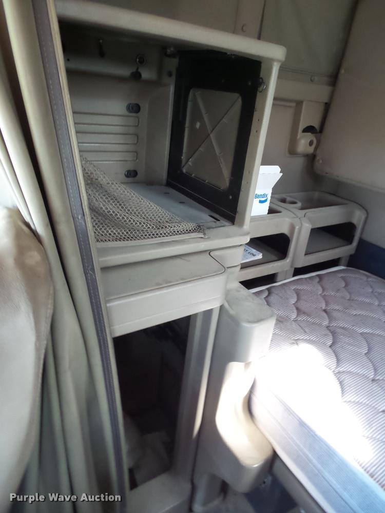 image for item K1137 2006 International 9400i semi truck