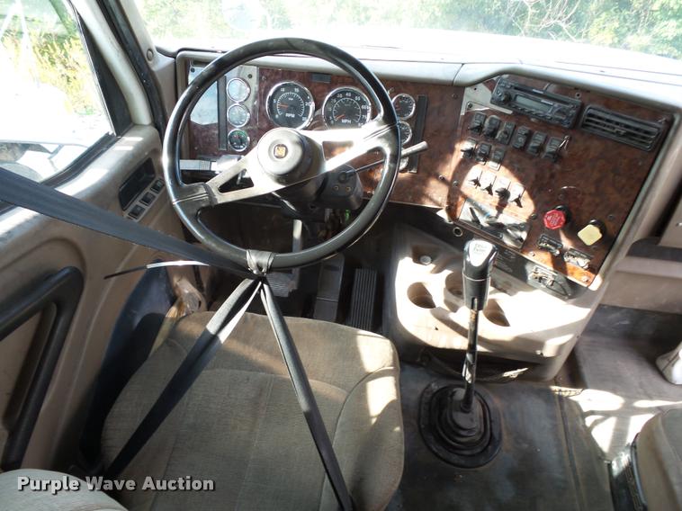 image for item K1137 2006 International 9400i semi truck