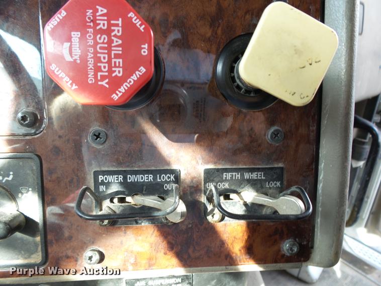 image for item K1137 2006 International 9400i semi truck