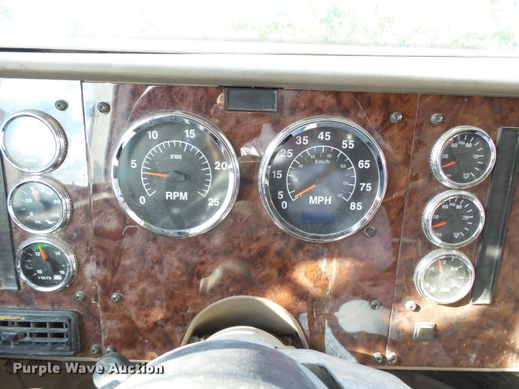 image for item K1137 2006 International 9400i semi truck