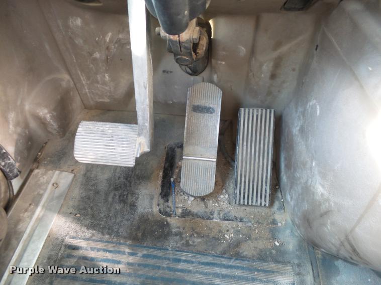 image for item K1137 2006 International 9400i semi truck