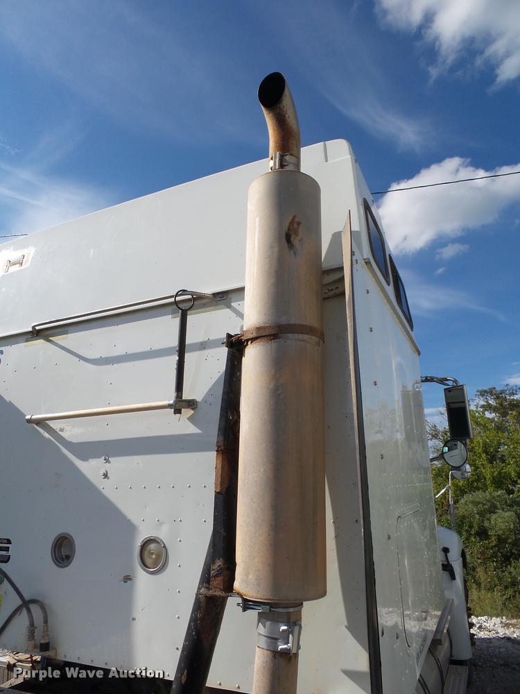 image for item K1138 2006 International 9400i semi truck