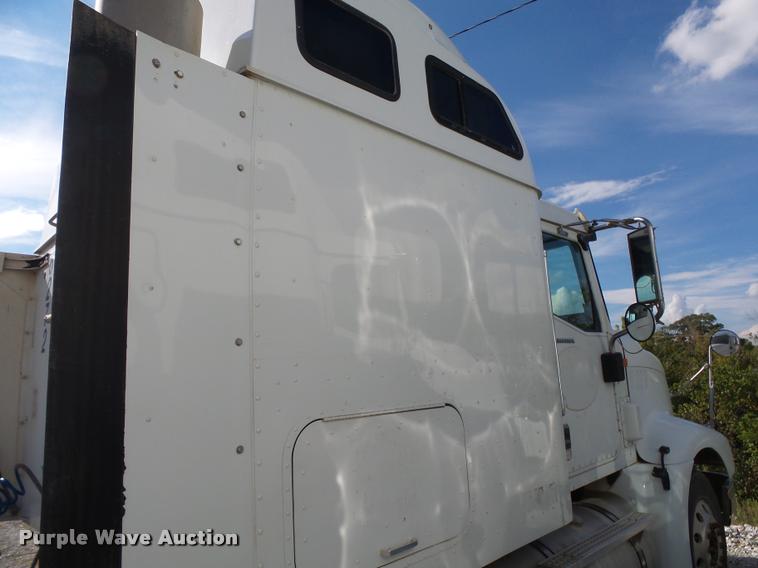 image for item K1138 2006 International 9400i semi truck