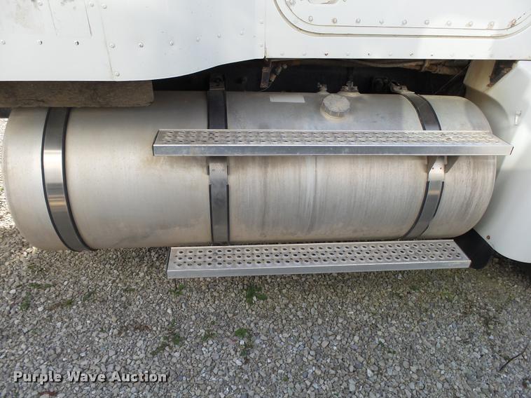 image for item K1138 2006 International 9400i semi truck