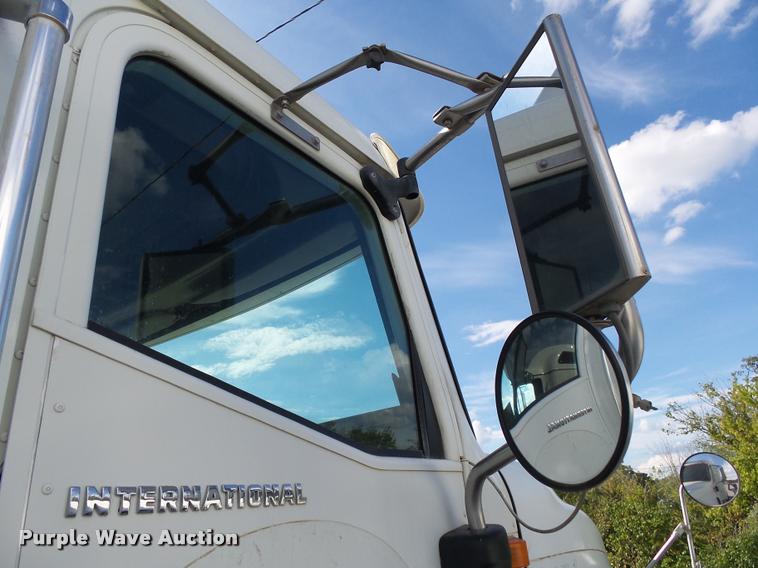 image for item K1138 2006 International 9400i semi truck