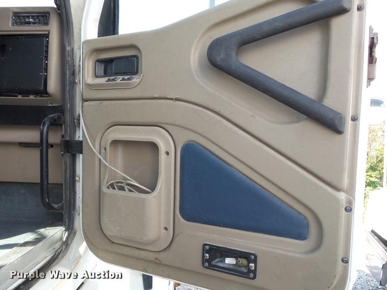 image for item K1138 2006 International 9400i semi truck