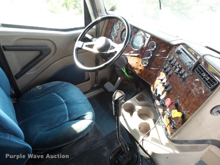 image for item K1138 2006 International 9400i semi truck