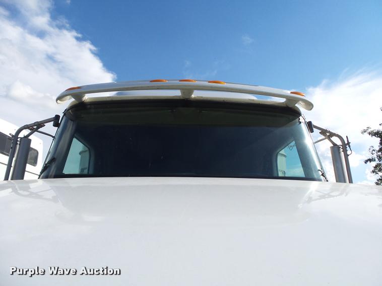 image for item K1138 2006 International 9400i semi truck