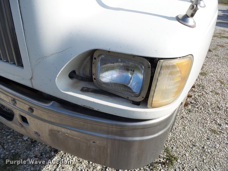 image for item K1138 2006 International 9400i semi truck