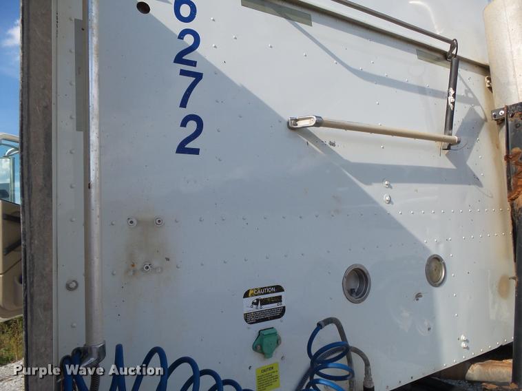 image for item K1138 2006 International 9400i semi truck