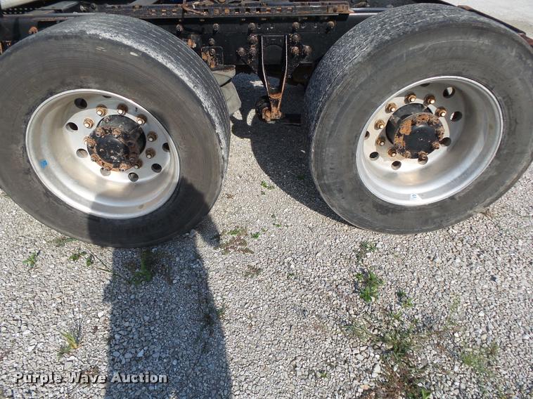 image for item K1138 2006 International 9400i semi truck