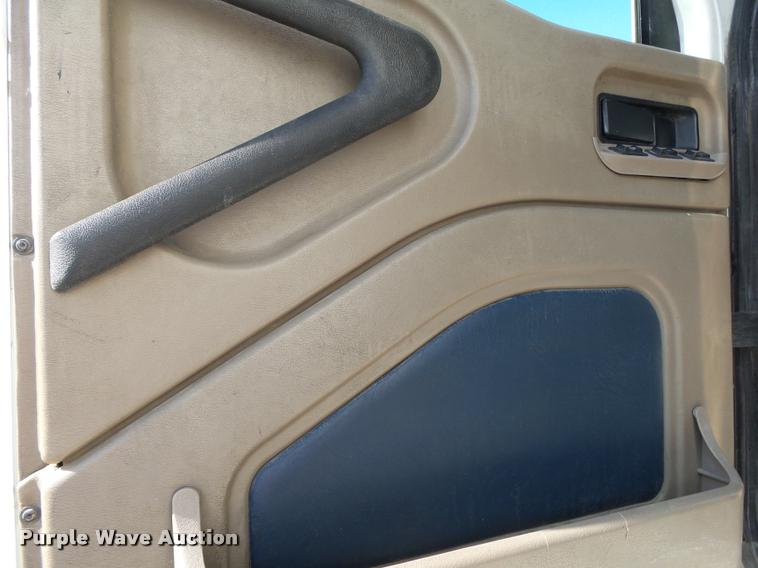 image for item K1138 2006 International 9400i semi truck