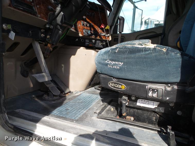 image for item K1138 2006 International 9400i semi truck