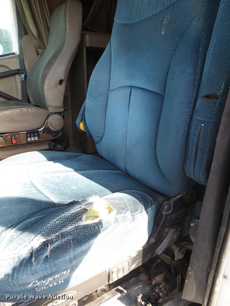 image for item K1138 2006 International 9400i semi truck