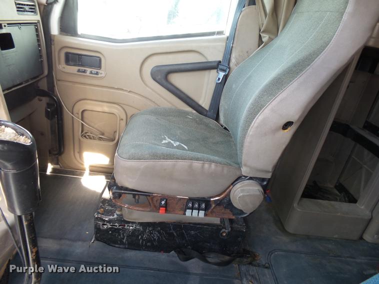 image for item K1138 2006 International 9400i semi truck