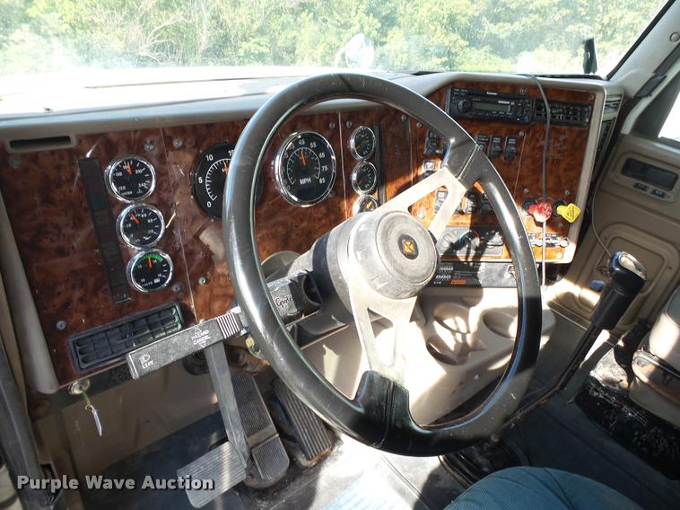 image for item K1138 2006 International 9400i semi truck