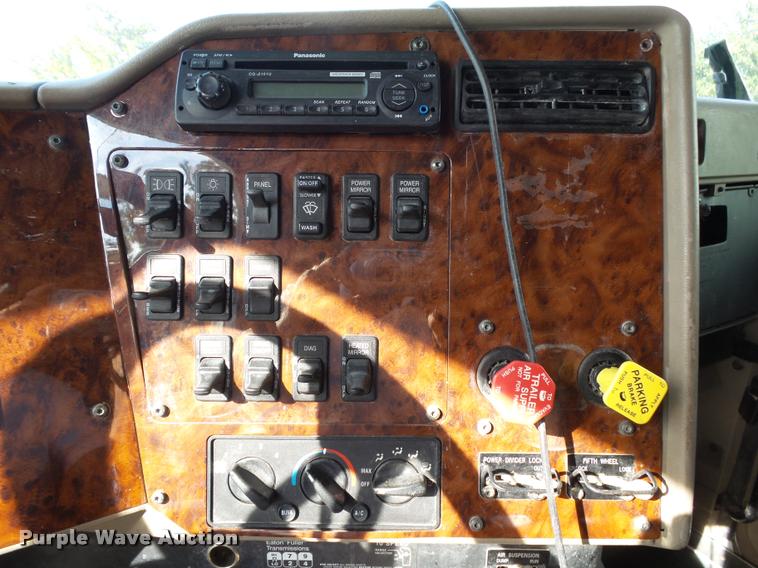 image for item K1138 2006 International 9400i semi truck