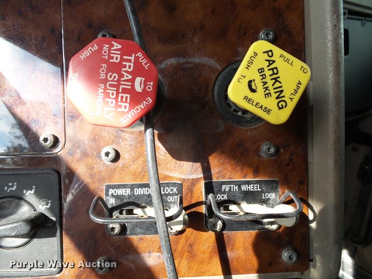 image for item K1138 2006 International 9400i semi truck