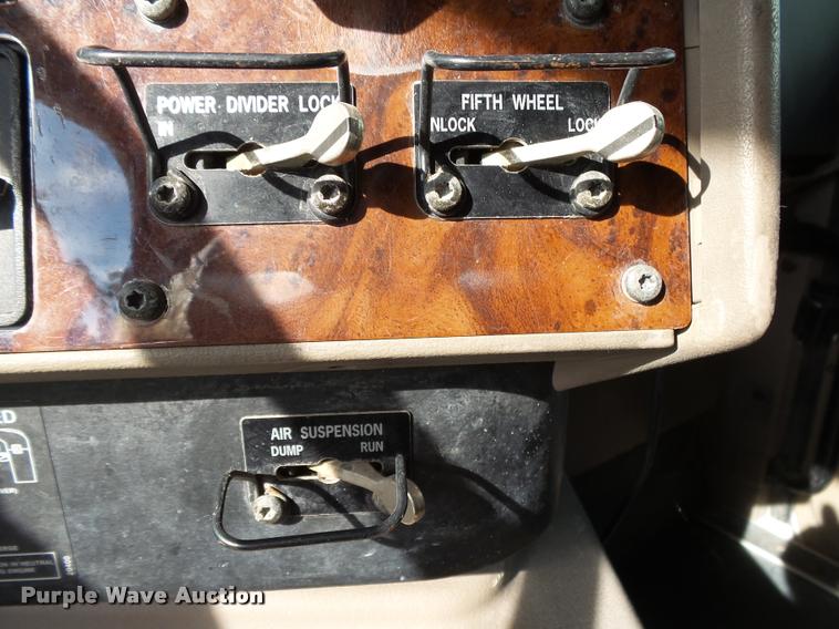 image for item K1138 2006 International 9400i semi truck