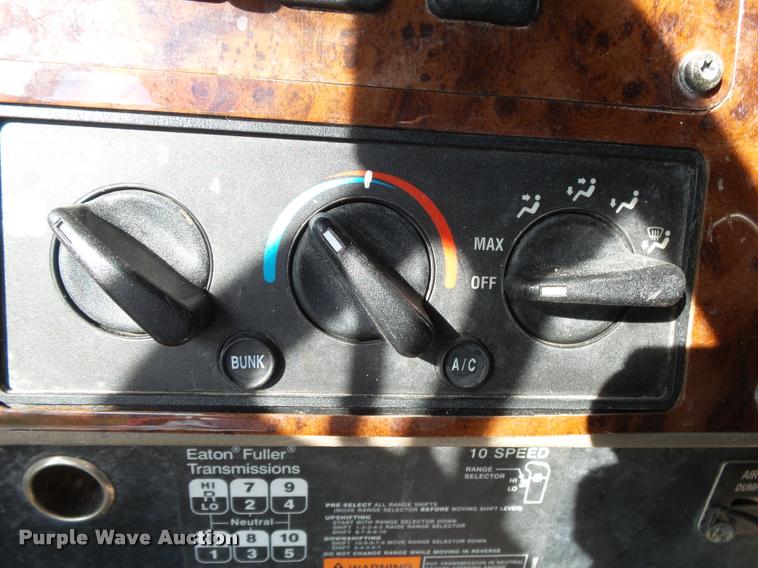 image for item K1138 2006 International 9400i semi truck