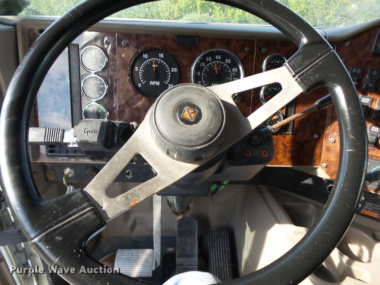 image for item K1138 2006 International 9400i semi truck