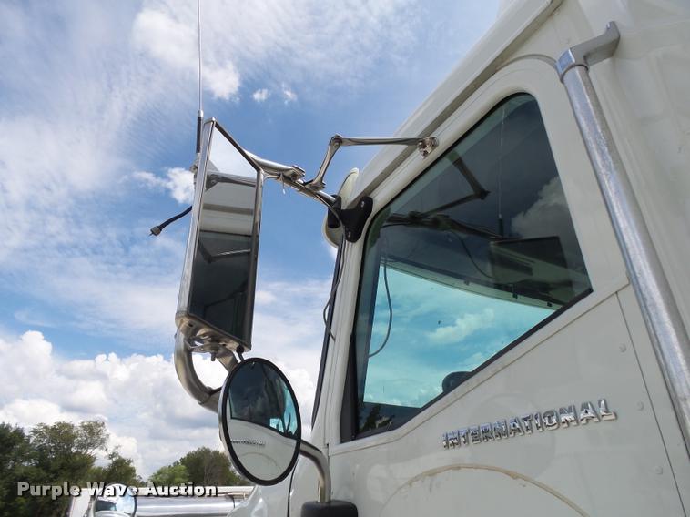 image for item K1139 2007 International 9400i semi truck