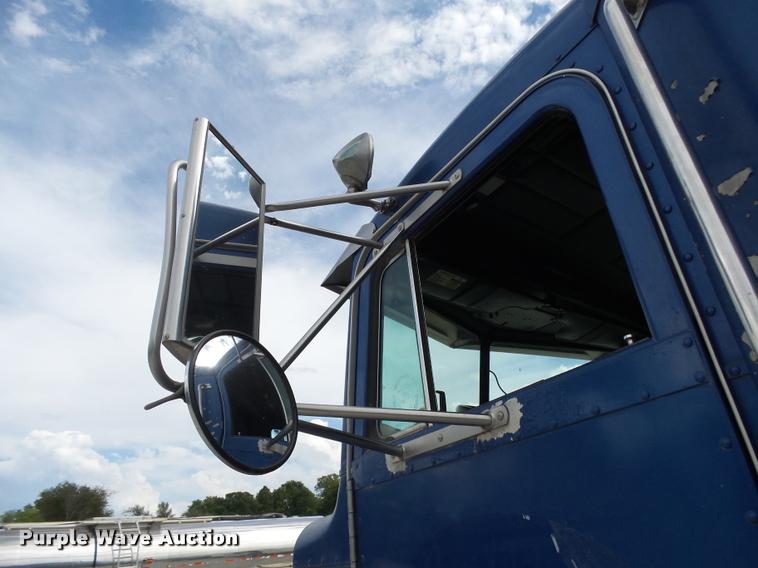image for item K1140 1999 Peterbilt 377 semi truck