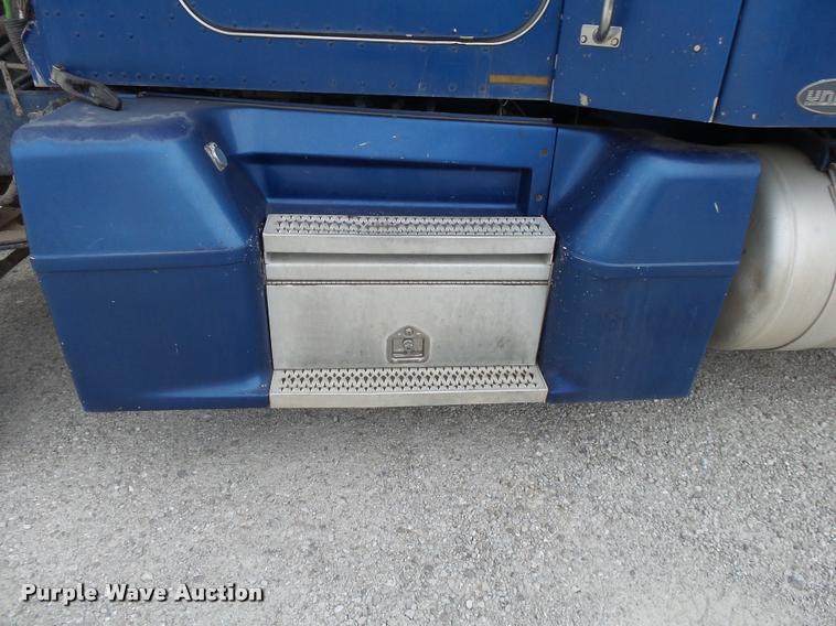image for item K1140 1999 Peterbilt 377 semi truck