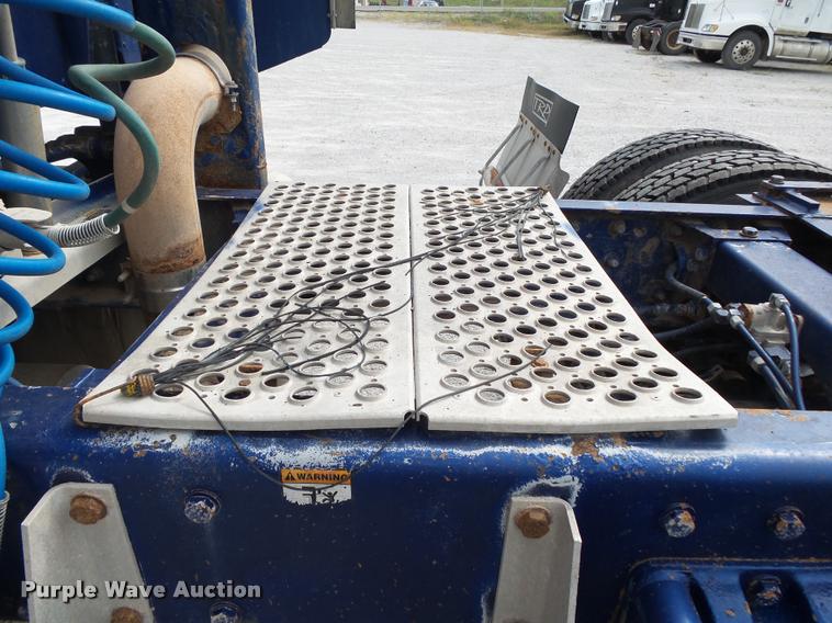 image for item K1140 1999 Peterbilt 377 semi truck