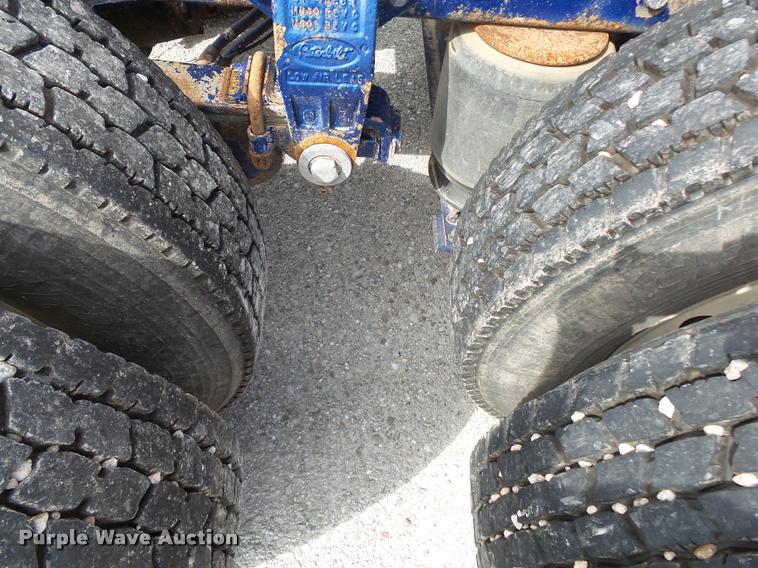 image for item K1140 1999 Peterbilt 377 semi truck