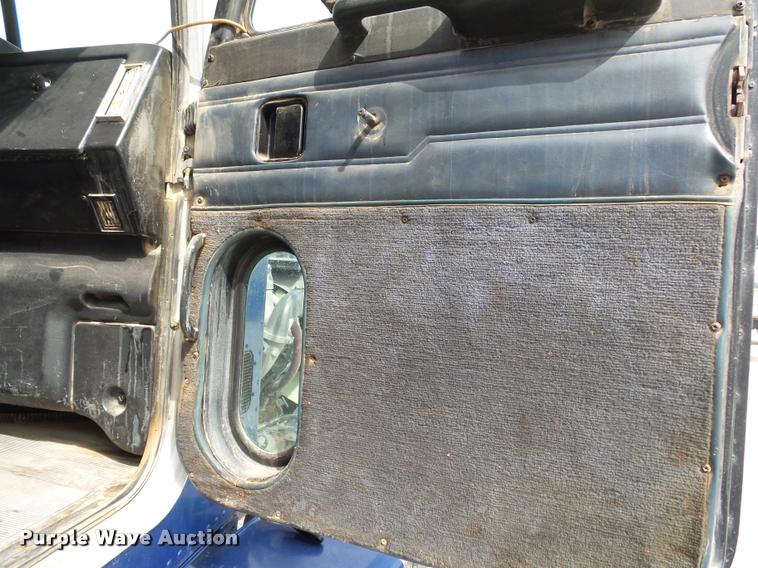 image for item K1140 1999 Peterbilt 377 semi truck