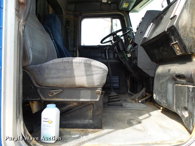 image for item K1140 1999 Peterbilt 377 semi truck