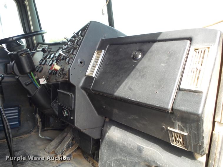 image for item K1140 1999 Peterbilt 377 semi truck