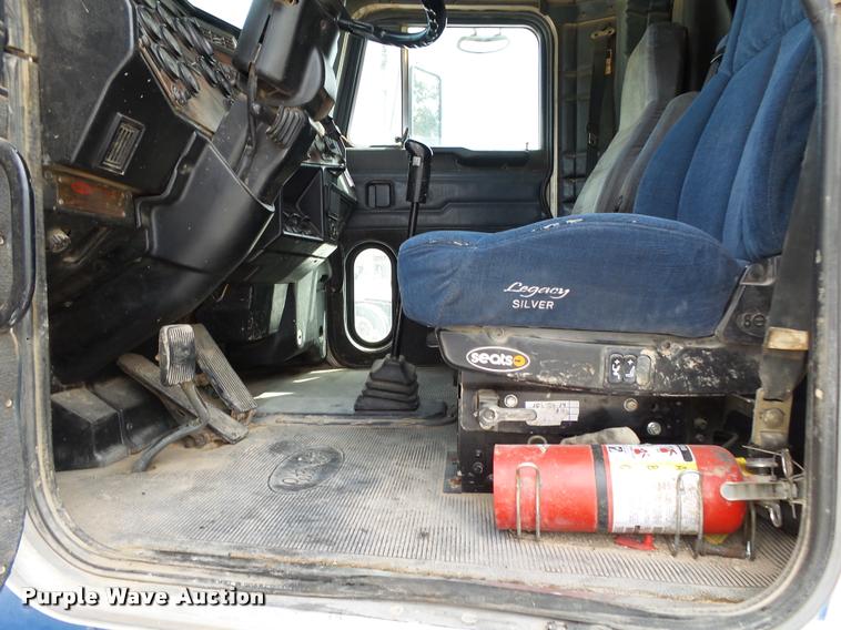 image for item K1140 1999 Peterbilt 377 semi truck