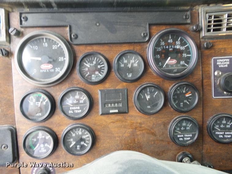image for item K1140 1999 Peterbilt 377 semi truck