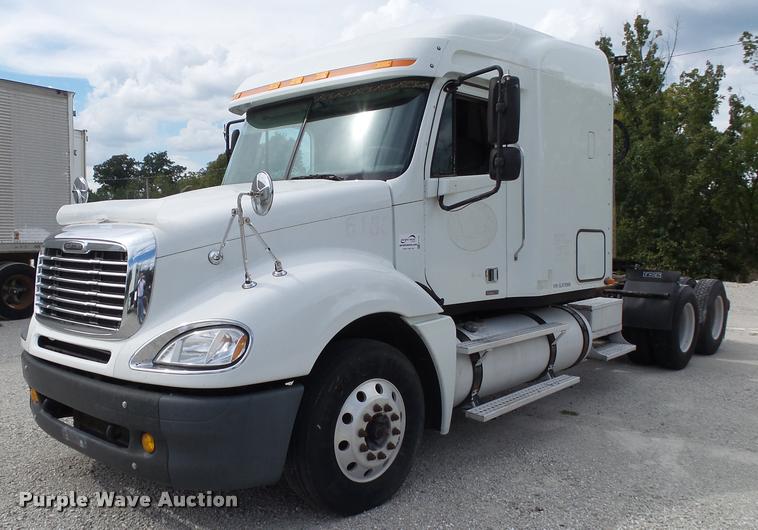 image for item K1141 2005 Freightliner Columbia semi truck