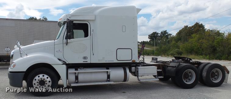 image for item K1141 2005 Freightliner Columbia semi truck