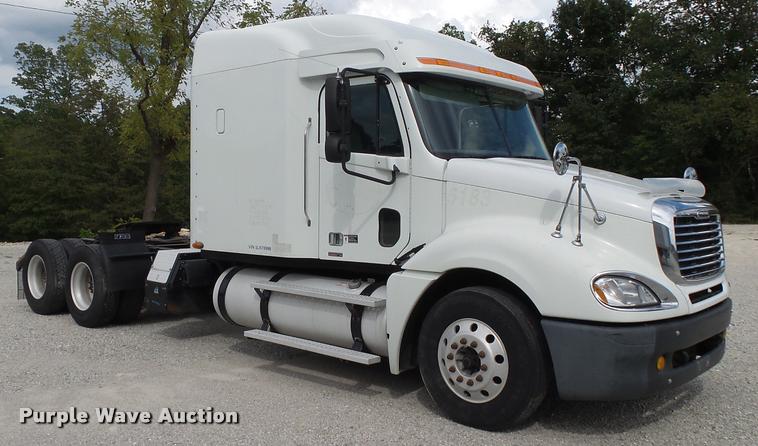 image for item K1141 2005 Freightliner Columbia semi truck