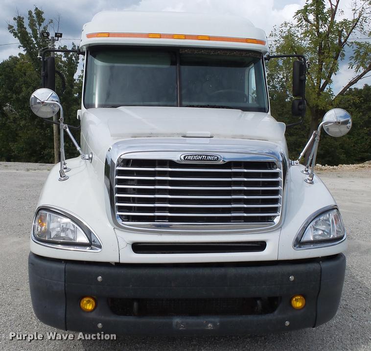 image for item K1141 2005 Freightliner Columbia semi truck