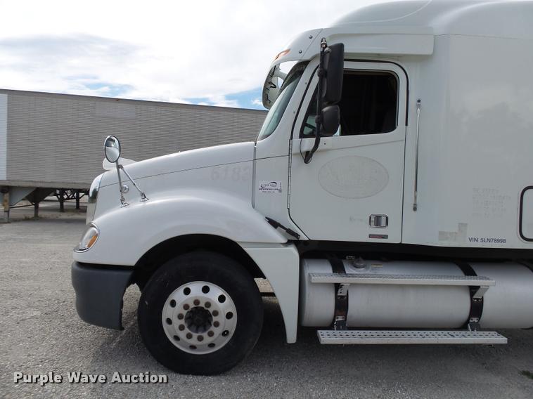 image for item K1141 2005 Freightliner Columbia semi truck