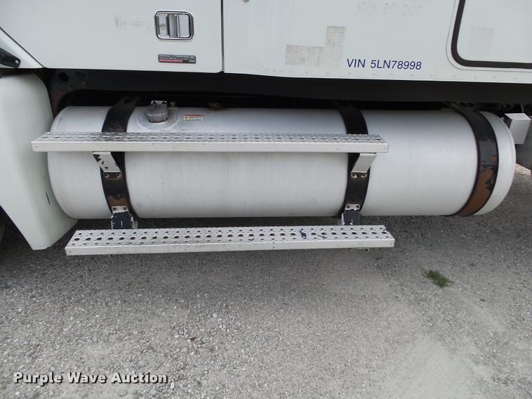 image for item K1141 2005 Freightliner Columbia semi truck