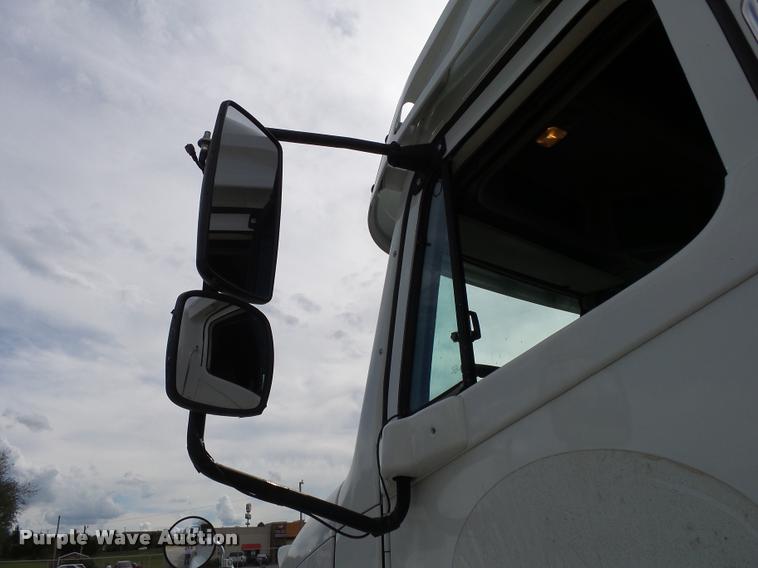 image for item K1141 2005 Freightliner Columbia semi truck